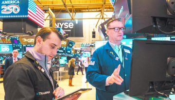 Wall Street cae presionada por el alza del petróleo y rendimientos que superan el 5%