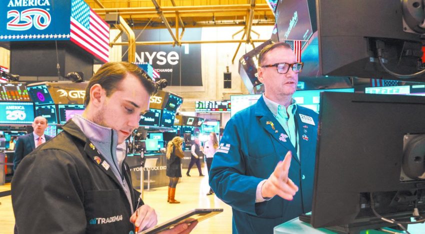 Wall Street cae presionada por el alza del petróleo y rendimientos que superan el 5%