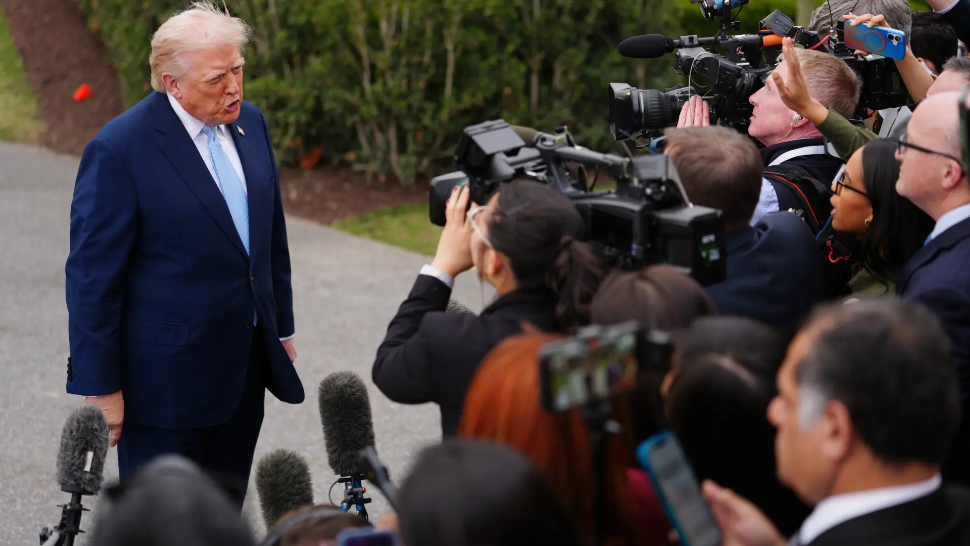 Las principales cadenas de televisión de EEUU suspenden su cobertura de Trump tras el veto de la Casa Blanca a la CNN