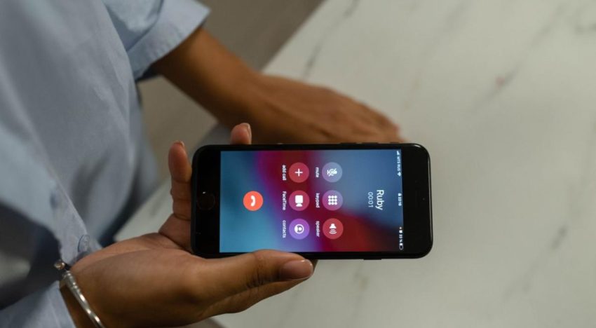 ¿Te llaman y nadie responde? Así pueden usar tu voz para intentar estafarte con IA