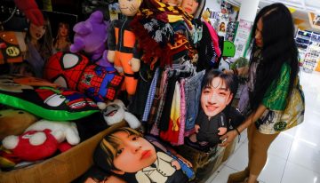 Multas, decomisos y hasta prisión, las sanciones por vender mercancía pirata en conciertos