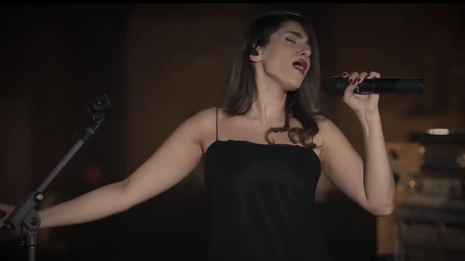 Irán confirma la condena a 74 latigazos de una cantante por realizar un concierto virtual sin velo