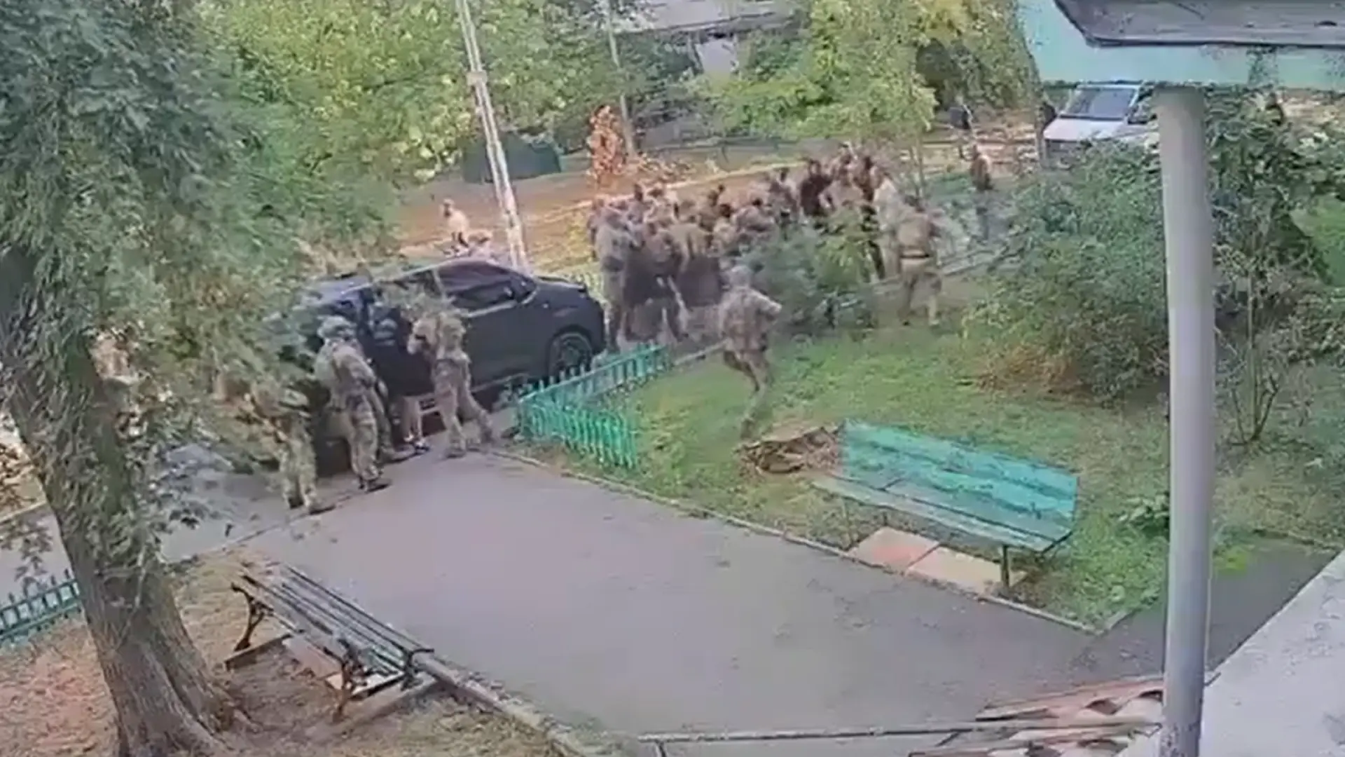 Un tiroteo entre agentes de inteligencia ucranianos en plena calle de Kiev deja tres heridos y causa el enfado de Zelenski