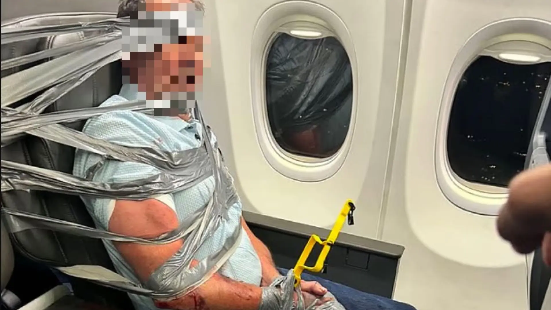 Los pasajeros de un avión inmovilizan con cinta americana y bridas a otro viajero que estaba borracho y se puso violento
