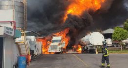 Fuerte incendio en Tlalnepantla: bomberos combaten fuego en empresa con pipas de diésel