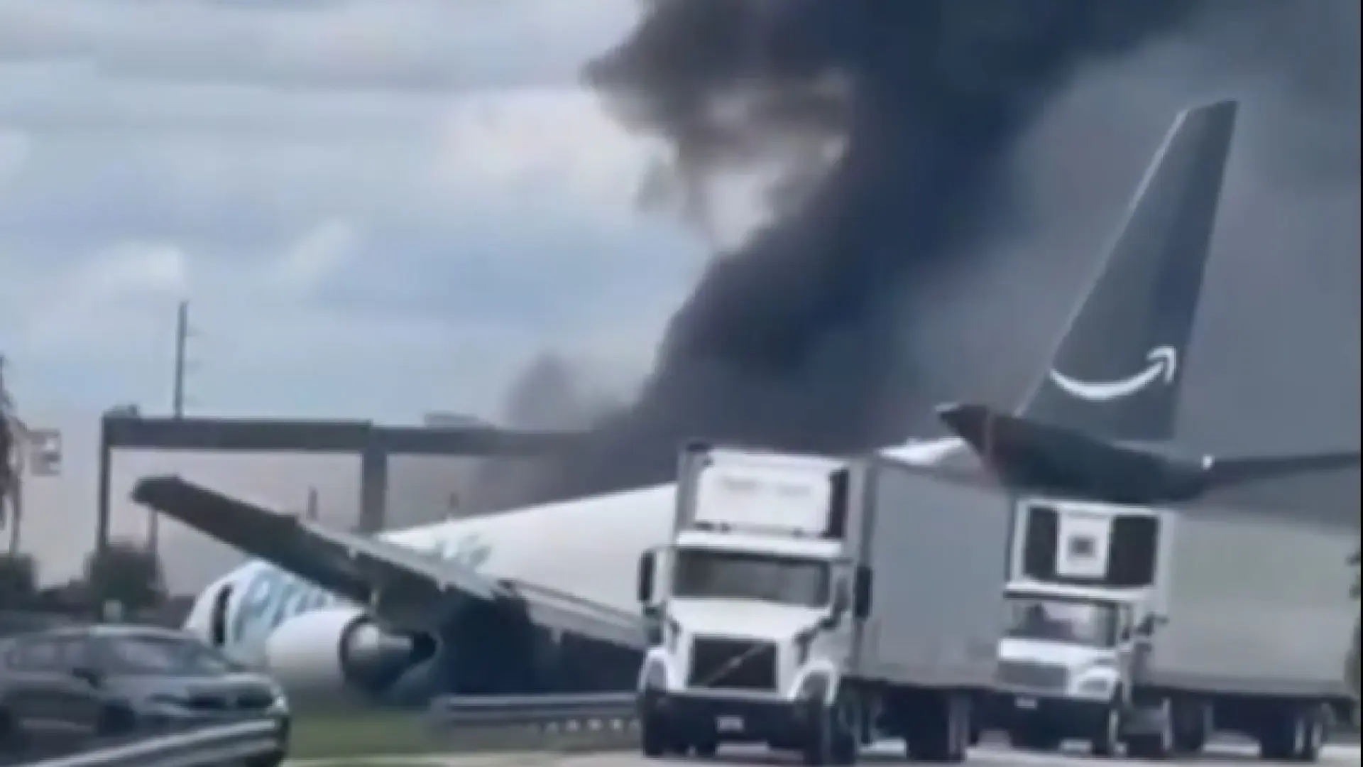 Un avión de carga de Amazon se estrella en el aeropuerto de Miami y choca contra varios vehículos