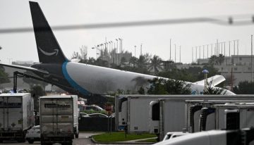 Avión de Amazon se sale de la pista en Miami, choca contra vehículos y se incendia