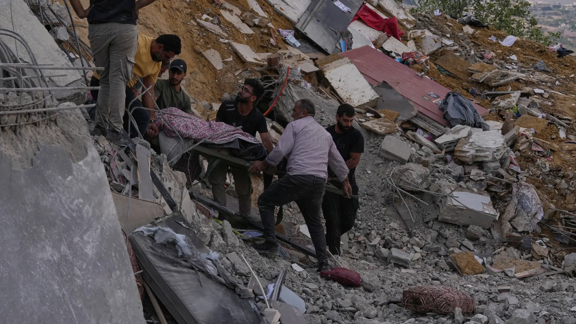 Israel anuncia un ataque aéreo contra un edificio vinculado a Hezbolá en el sur del Líbano
