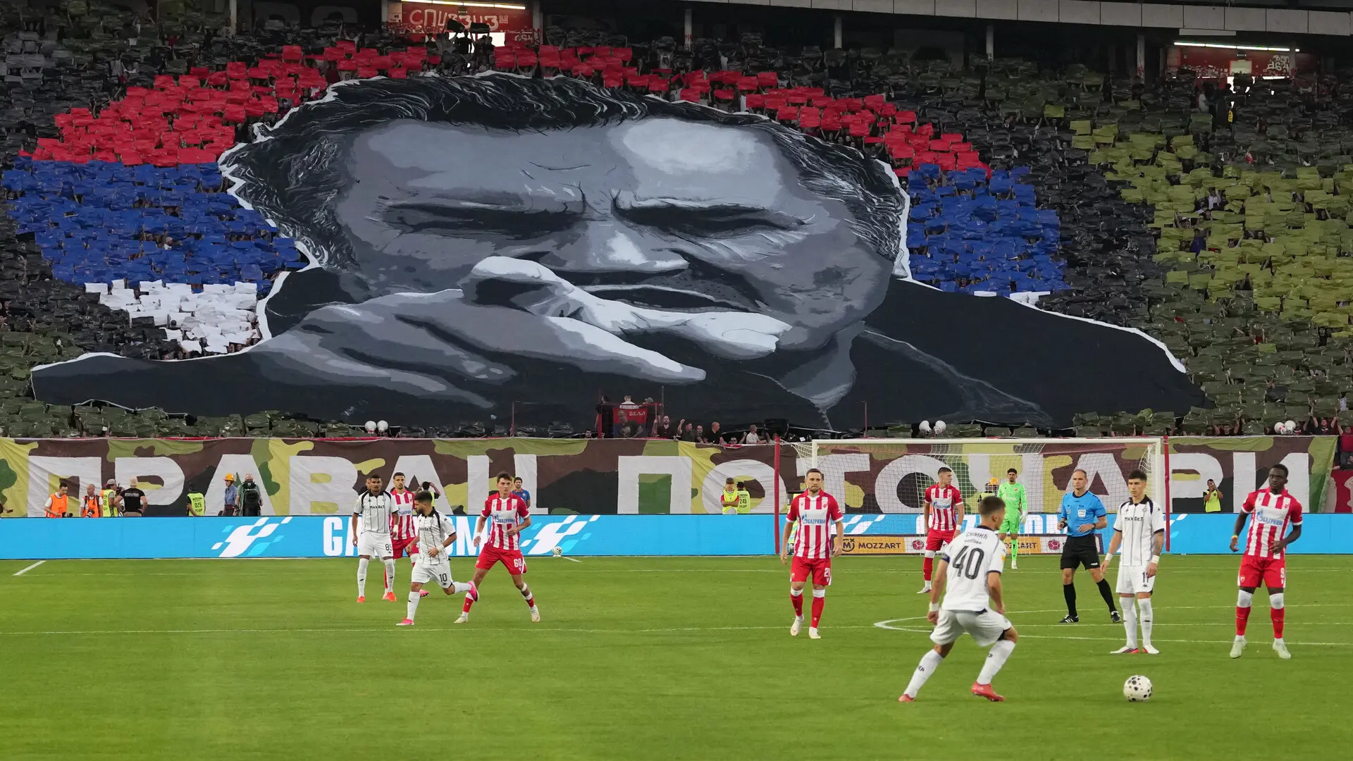 Las aficiones del Estrella Roja y del Partizán homenajean en el derbi de Belgrado a Ratko Mladic, el 'carnicero de Bosnia'