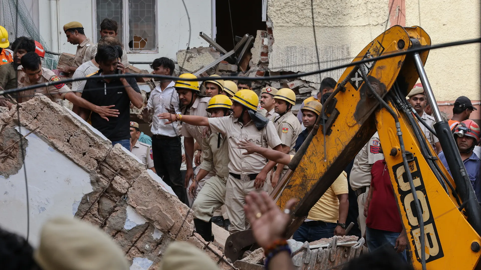 Al menos siete muertos por el derrumbe de un hostal universitario en Nueva Delhi: el propietario ha sido detenido