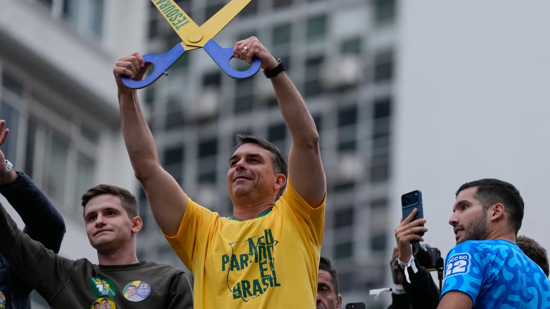 Flávio Bolsonaro promete sumar a Brasil al Escudo de las Américas si gana las elecciones