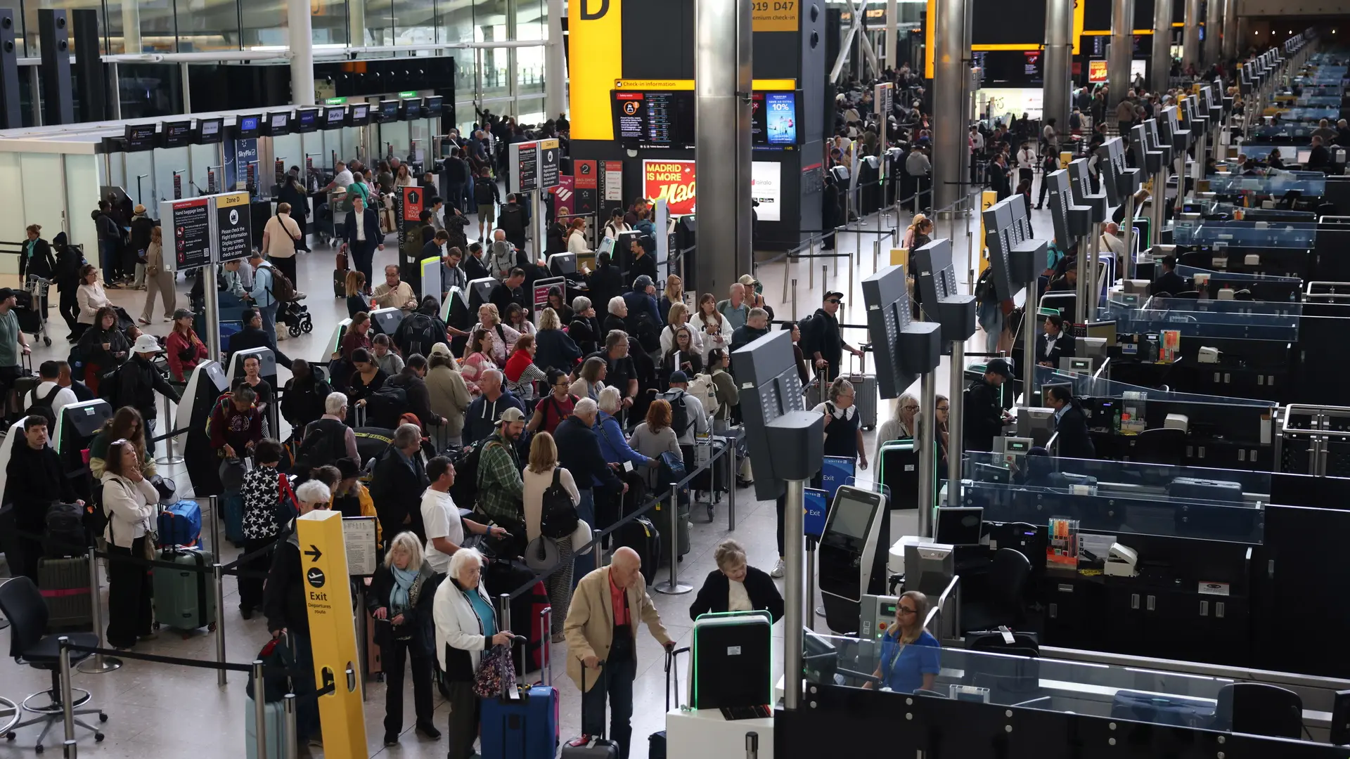 Continúa el caos en los aeropuertos del Reino Unido: más de 1.900 vuelos cancelados por el fallo en el control aéreo