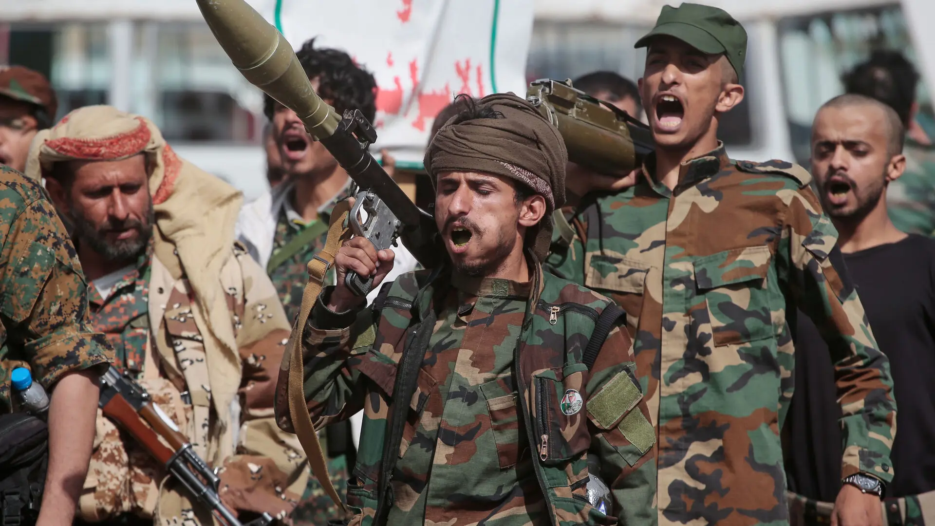 La ofensiva de los hutíes de Yemen alcanza instalaciones petroleras de Arabia Saudí y 'ahoga' la navegación de crudo en el Mar Rojo