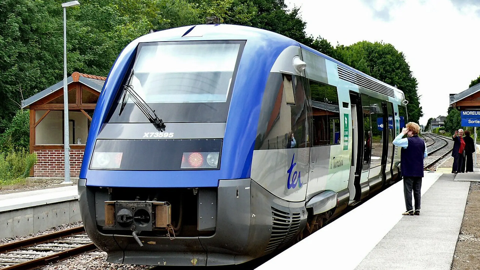 Al menos 20 heridos al descarrilar un tren regional en el norte de Francia