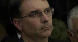 Una investigación por corrupción a Flávio Bolsonaro sacude la campaña en Brasil