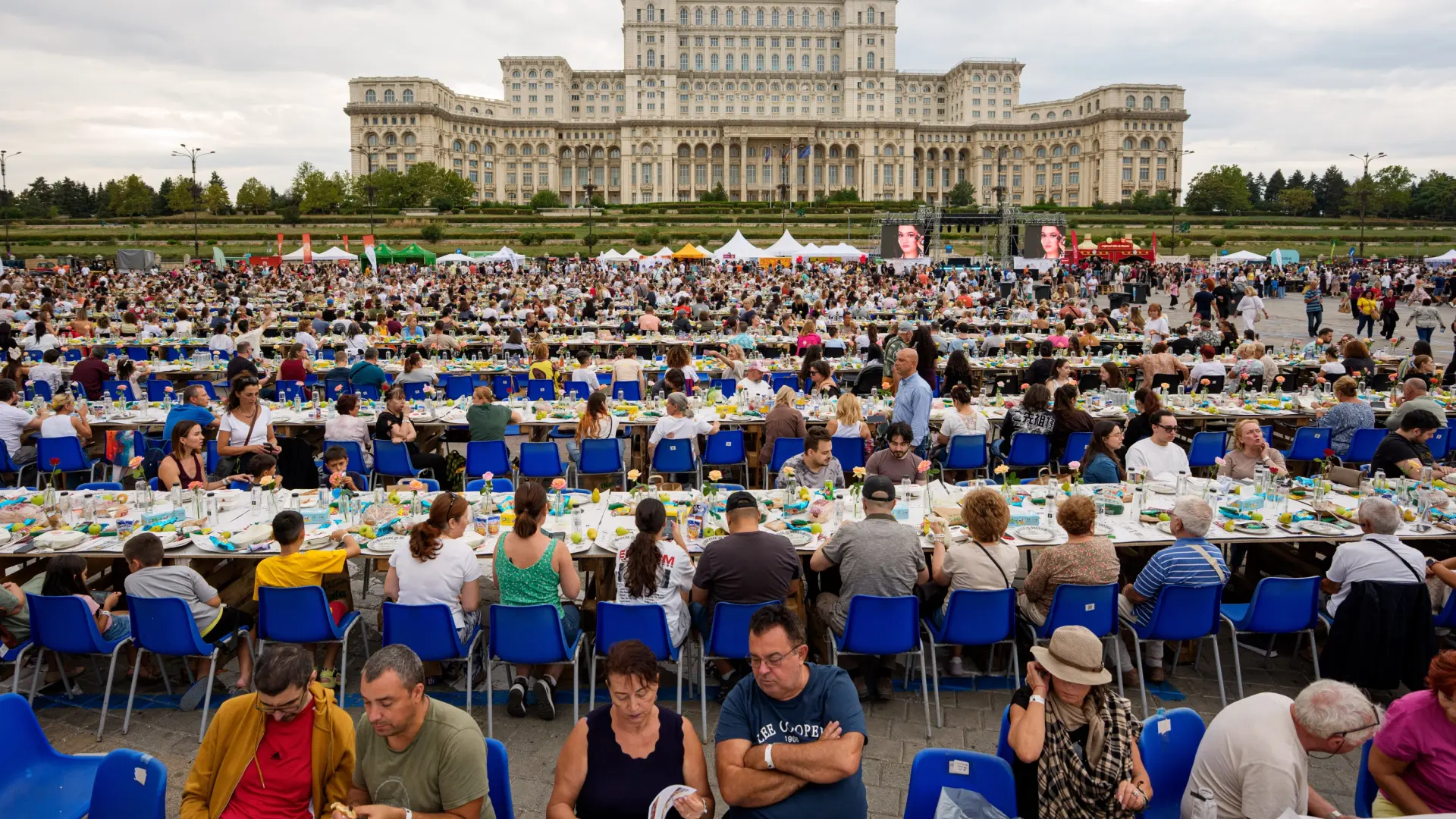 El banquete con la mesa más larga del mundo: Bucarest asegura haber batido un nuevo récord Guinness