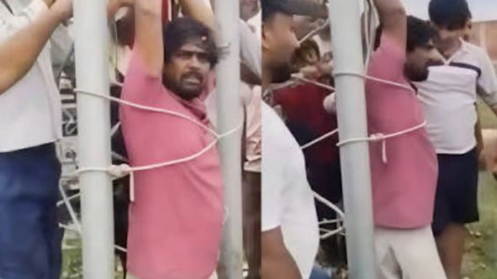 Atan a un técnico a una torre de telefonía móvil en la India como protesta por los problemas con el 5G: «No lo liberaremos»