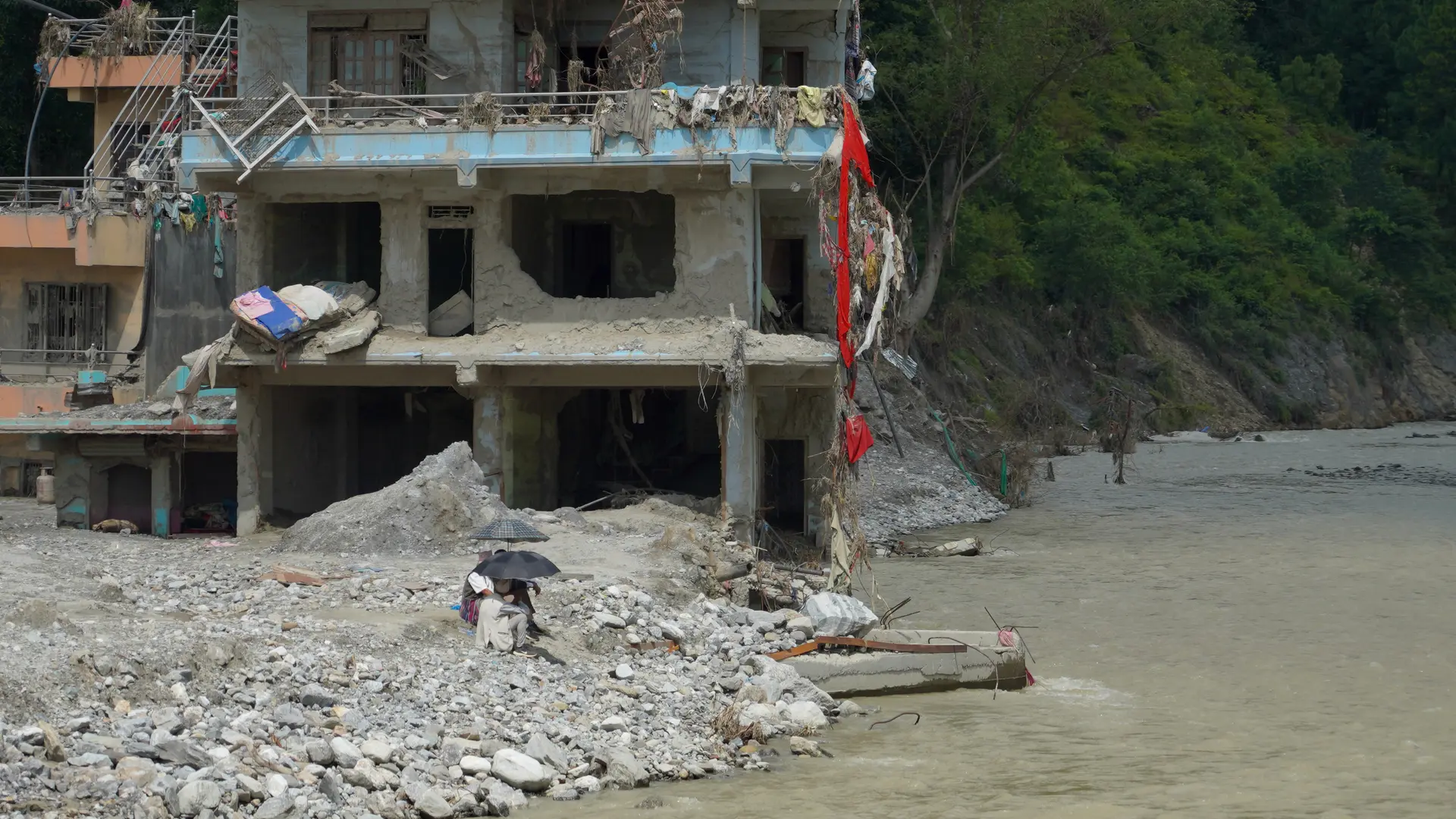La avalancha de agua de la riada en Nepal llegó a la frontera a 188 km/h en siete minutos