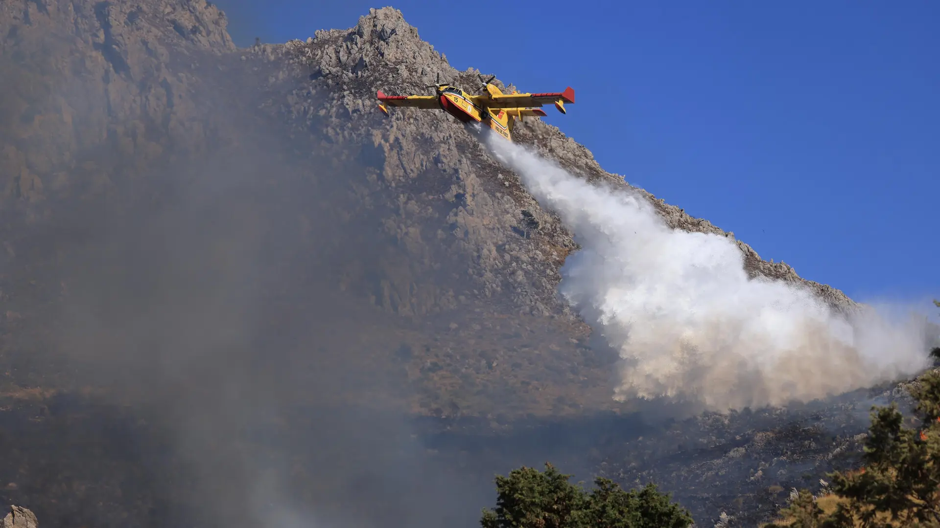 Varios incendios se extienden por la turística Costa Amalfitana y obligan a evacuar unas instalaciones vacacionales