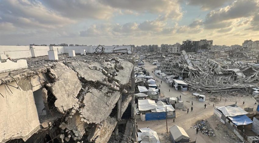 Colapso de un edificio en Gaza deja seis muertos, 14 heridos y decenas de desaparecidos