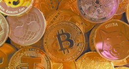 Bitcoin retrocede tras el freno regulatorio y alza de tasas de la Fed