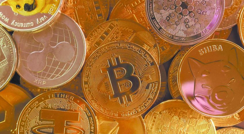 Bitcoin retrocede tras el freno regulatorio y alza de tasas de la Fed