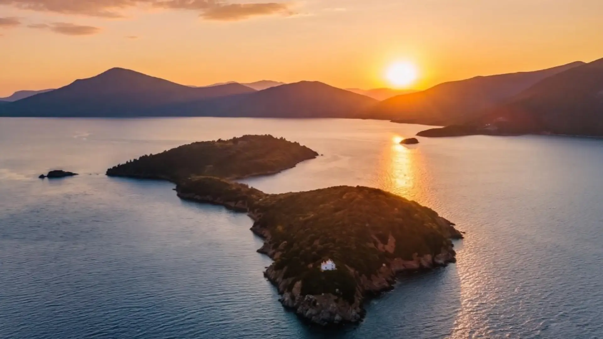 Se vende una paradisiaca isla en Grecia llena de playas, olivares y con una iglesia histórica