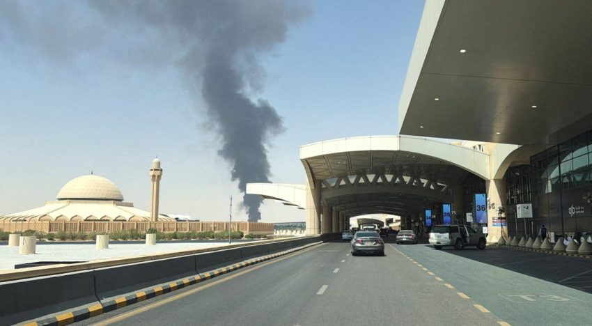 Alerta aérea en la capital saudita, con humo y llamas cerca de su aeropuerto