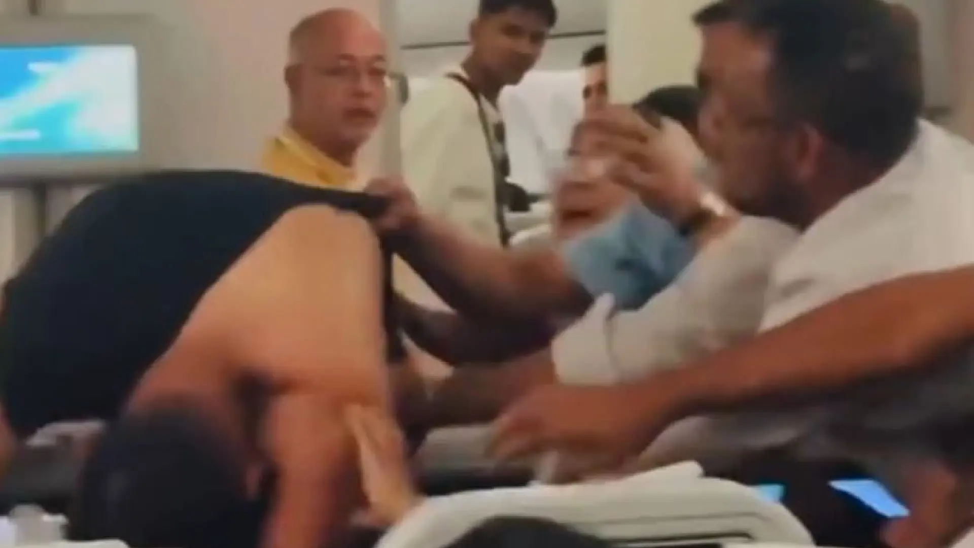 Las imágenes de la brutal pelea a puñetazos entre unos pasajeros en pleno vuelo