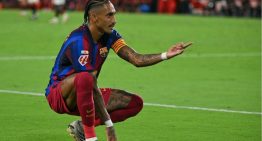 Raphinha firma triplete, Barcelona remonta al Sevilla y se afianza como líder de LaLiga