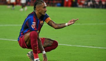 Raphinha firma triplete, Barcelona remonta al Sevilla y se afianza como líder de LaLiga