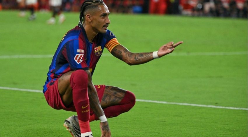 Raphinha firma triplete, Barcelona remonta al Sevilla y se afianza como líder de LaLiga