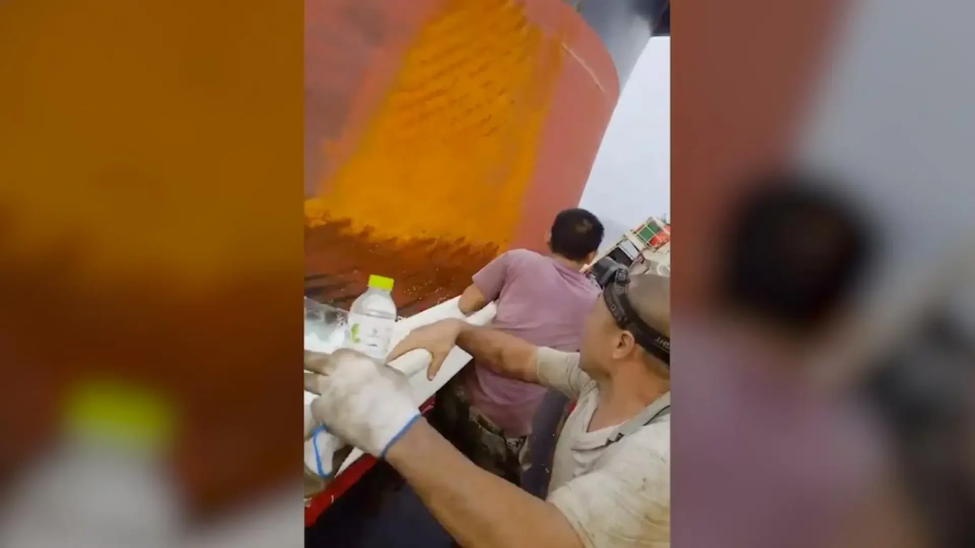 El angustioso momento en el que un carguero choca contra un barco pesquero en Singapur