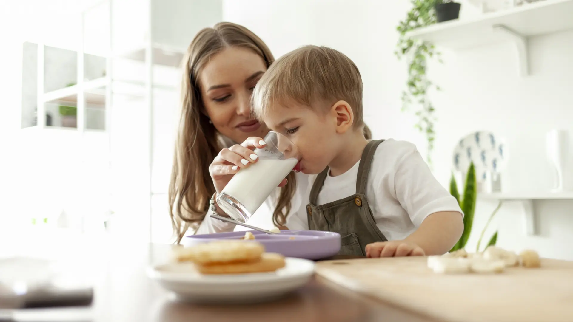 De la leche de vaca a las fórmulas infantiles: qué nutrientes necesitan los niños en cada etapa