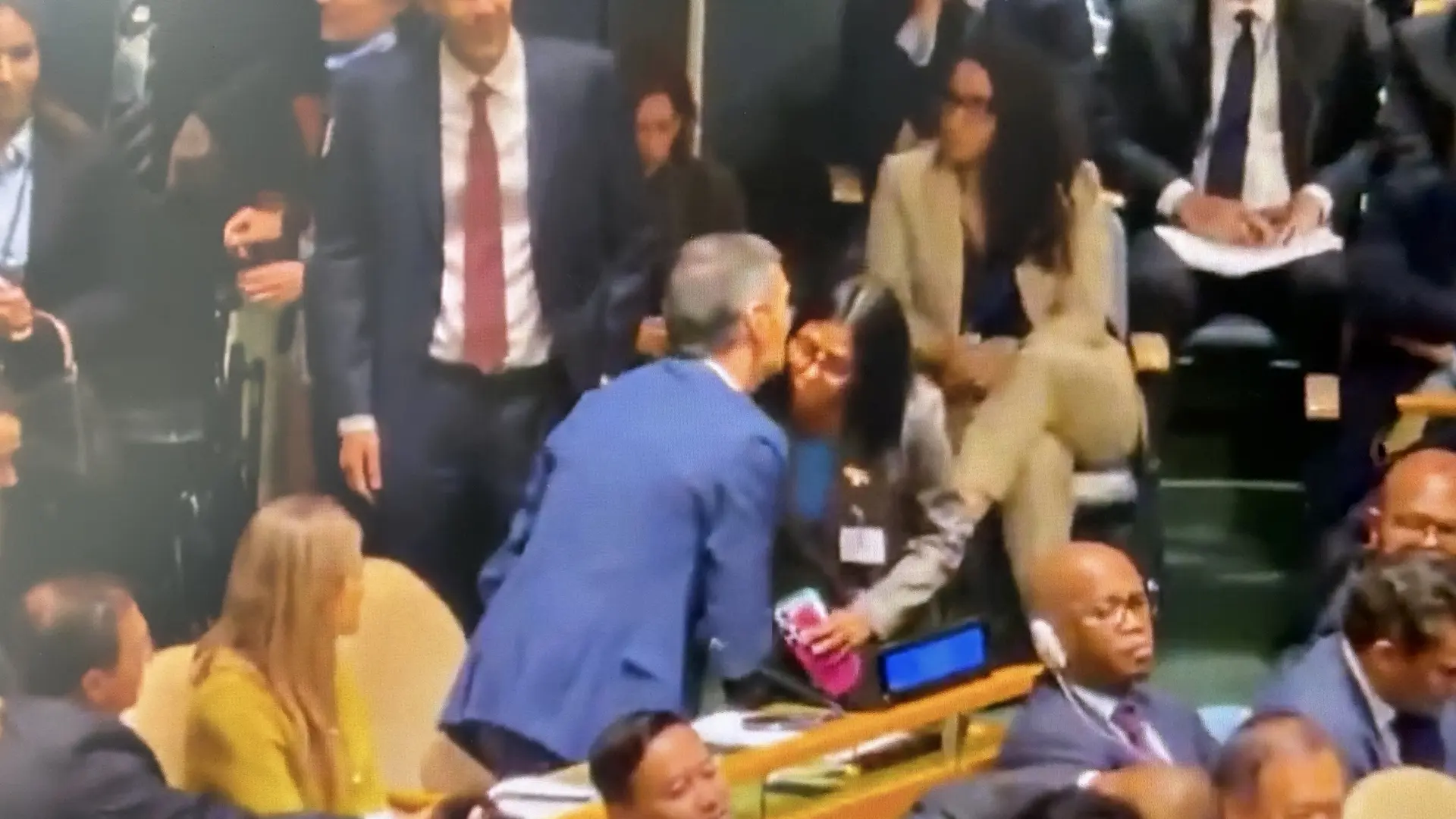 El saludo entre Delcy Rodríguez y Pedro Sánchez en la ONU: la mandataria se acerca para pedirle «seguir hablando de Venezuela»