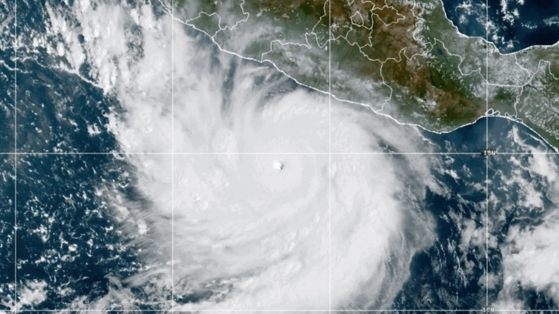 El huracán Polo alcanza la categoría 5 frente a las costas de México con rachas de viento de hasta 325 kilómetros por hora