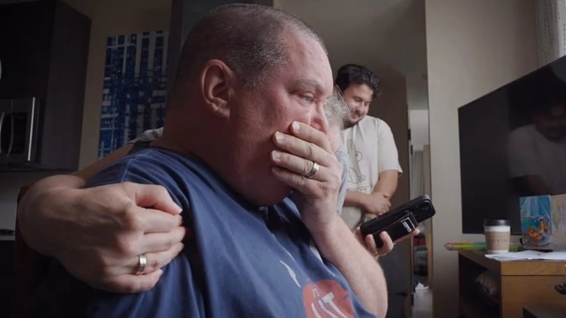 El emocionante momento en el que un hombre con ELA puede volver a hablar gracias a un implante: «Te quiero»