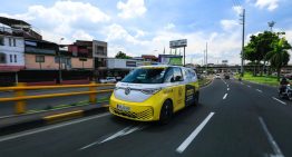 Esta Volkswagen Combi eléctrica (ID.Buzz) recorrió casi 100,000 km en 445 días, visitó 92 países y nunca se descompuso
