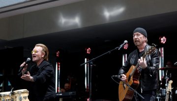 U2 celebra sus 50 años juntos con un concierto en el colegio donde todo empezó