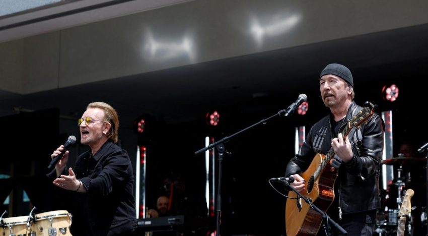 U2 celebra sus 50 años juntos con un concierto en el colegio donde todo empezó