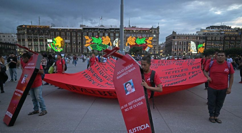 Miles marchan en México para exigir respuestas al caso Ayotzinapa 12 años después