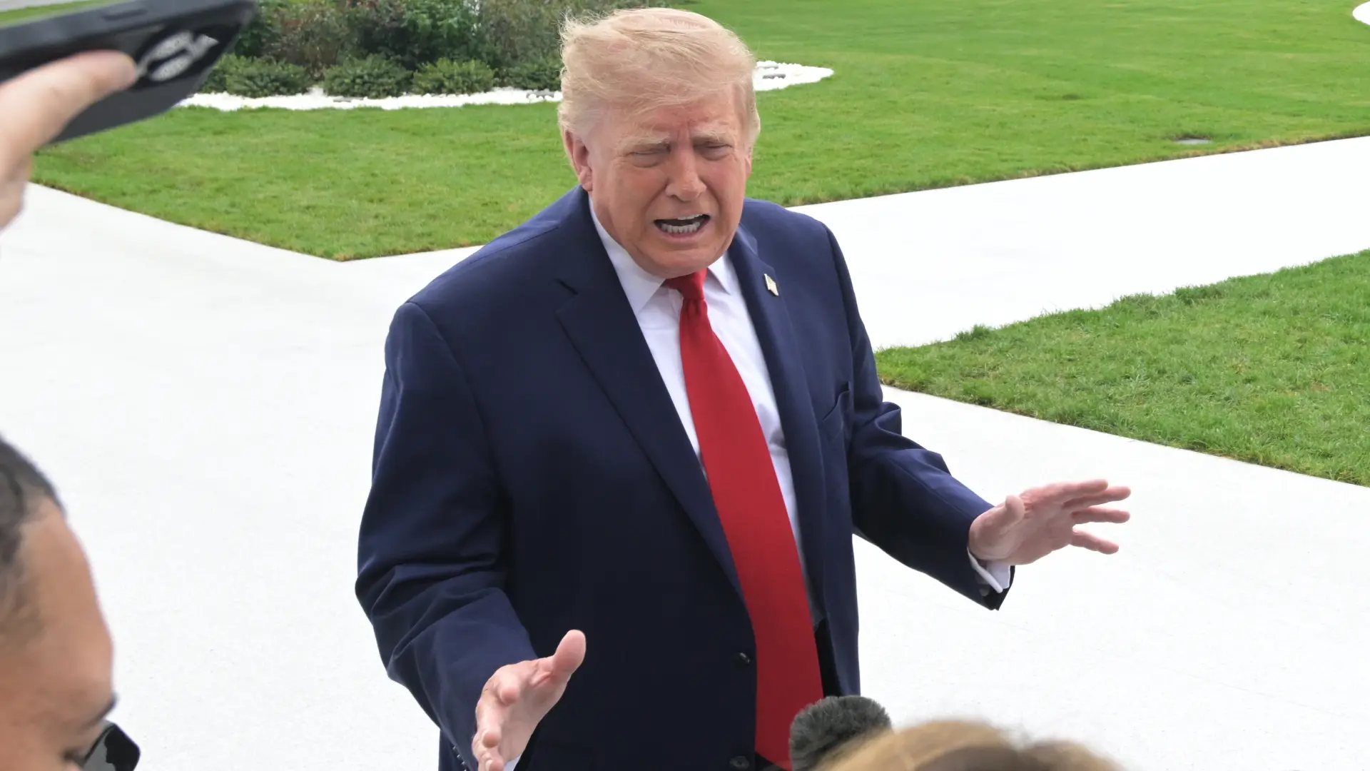 Donald Trump vuelve a enfrentarse con una reportera y la manda callar: «Silencio, no me gustan las noticias falsas»