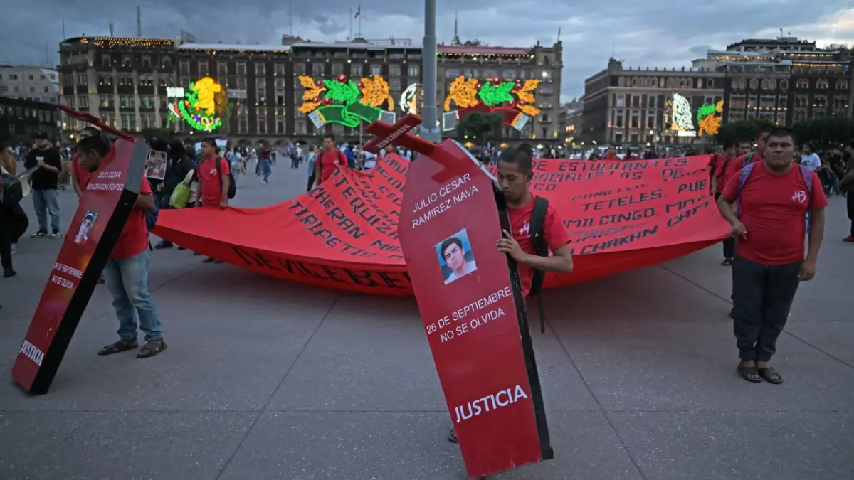 Miles marchan en México para exigir respuestas al caso Ayotzinapa 12 años después