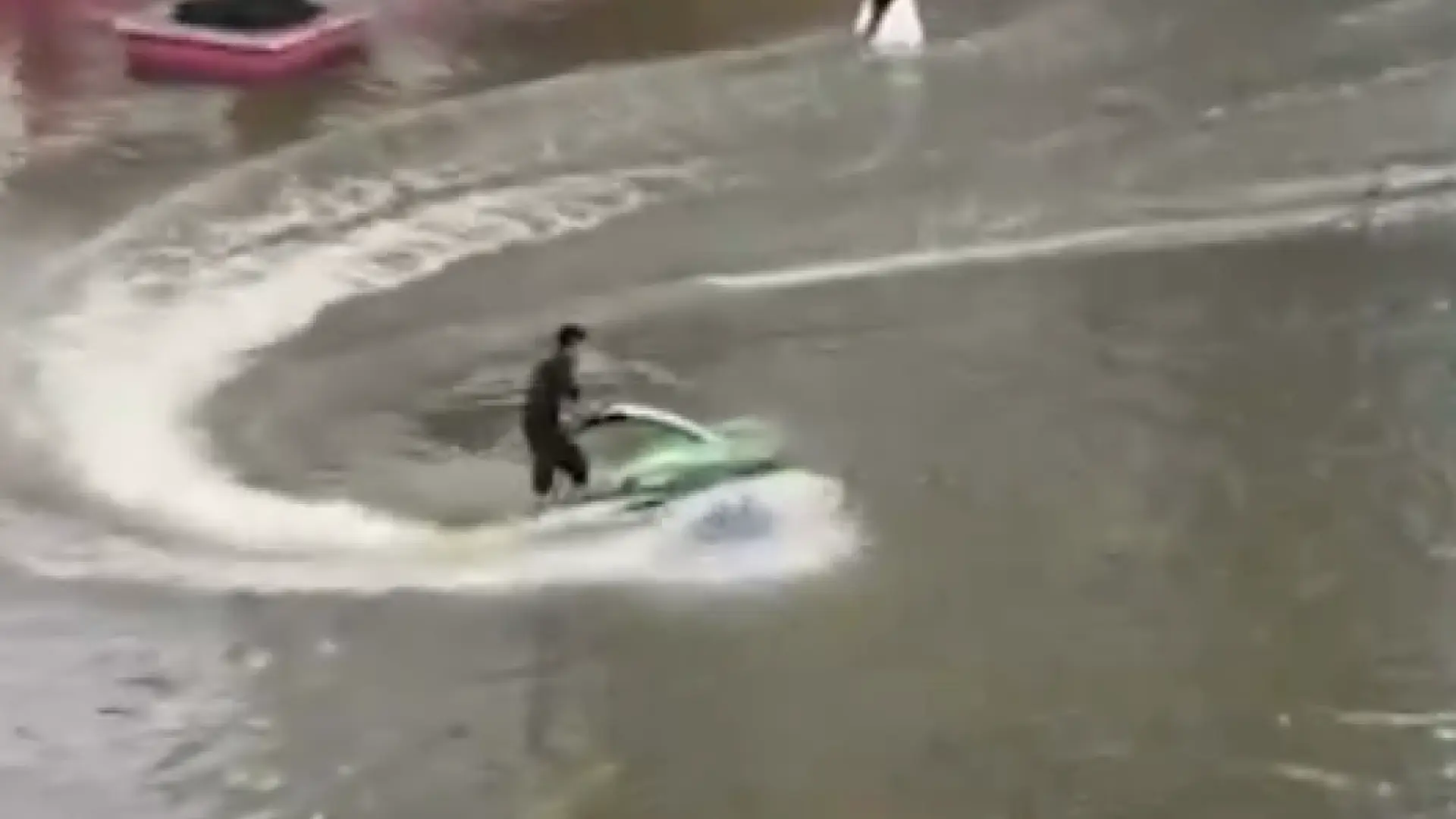 Condenado por recorrer en moto acuática las calles inundadas de Bangkok
