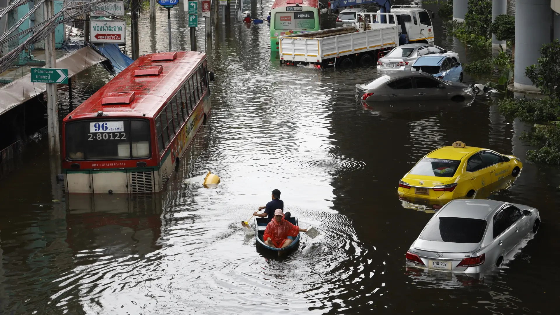 Al menos ocho muertos y casi dos millones de afectados por las fuertes lluvias e inundaciones en Tailandia