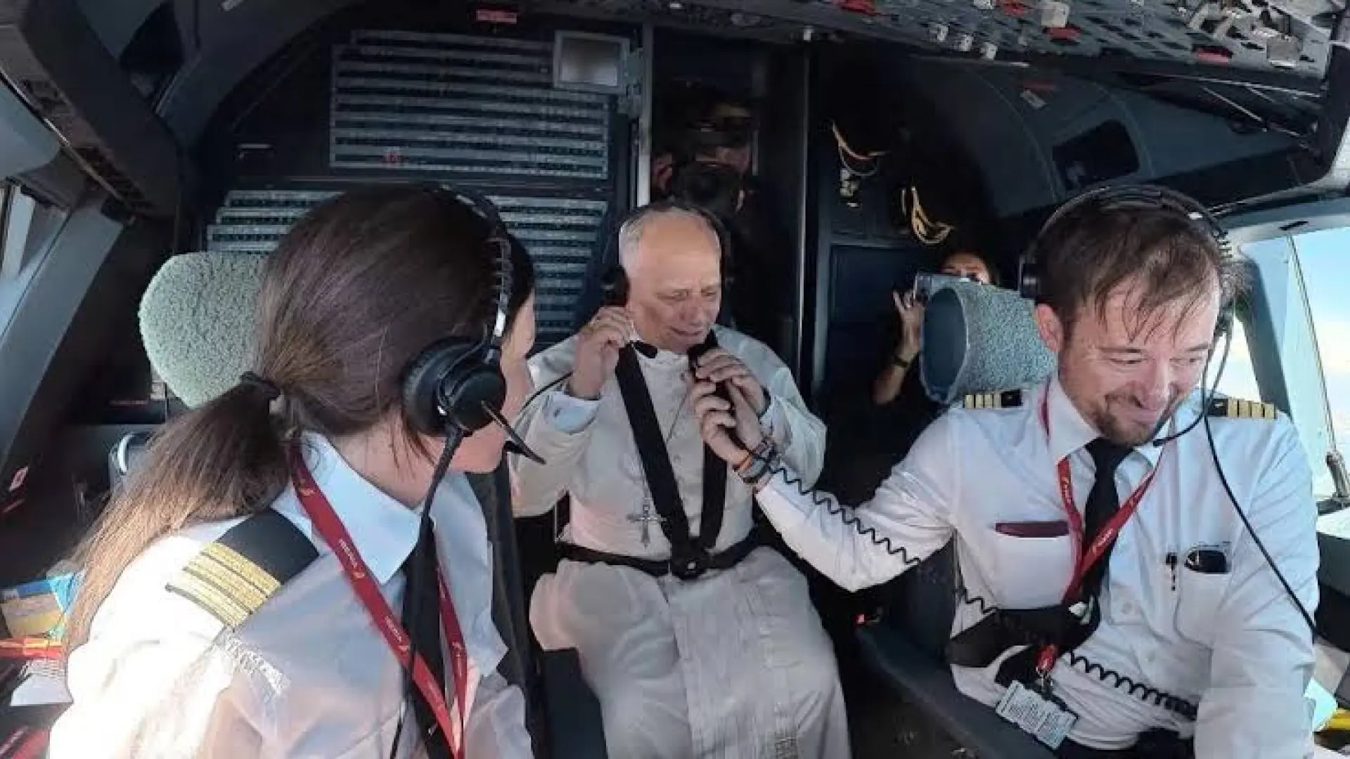 El papa León XIV pasa media hora en la cabina de un Airbus y bendice a los pilotos de los cazas que le escoltaban
