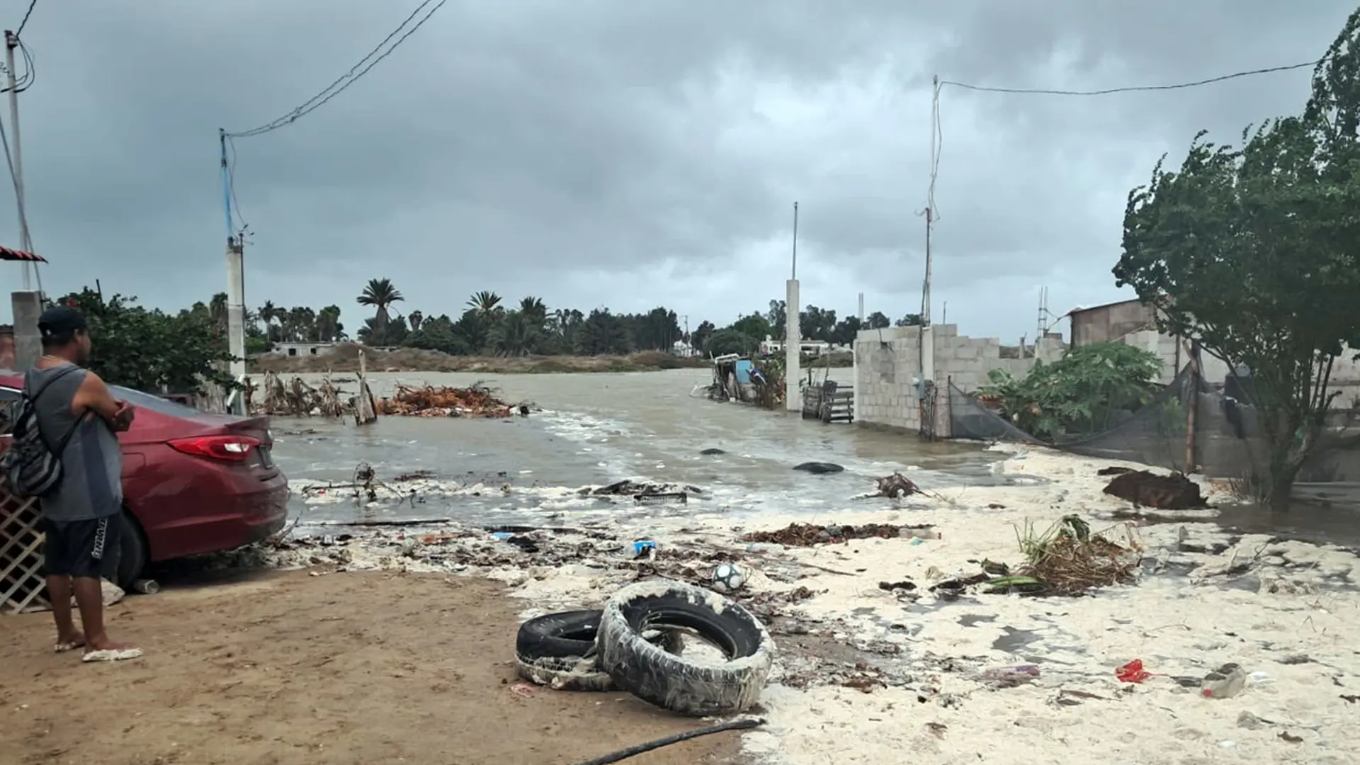 Polo toca tierra en México como huracán de categoría 2, pero se degrada a 1 mientras avanza por el Golfo de California