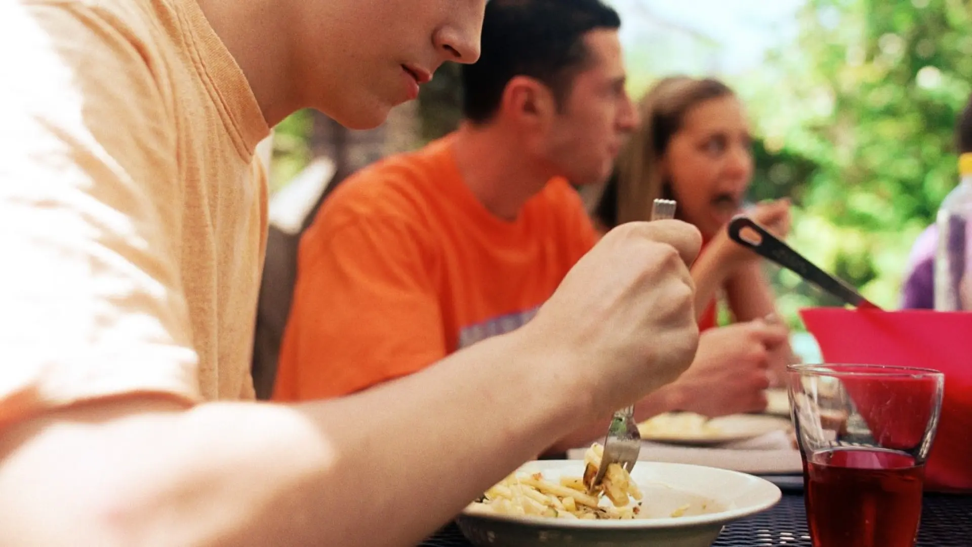 ¿Cambias tus horarios de comidas los fines de semana? Qué es el 'jetlag alimentario' y por qué es peligroso para tu salud