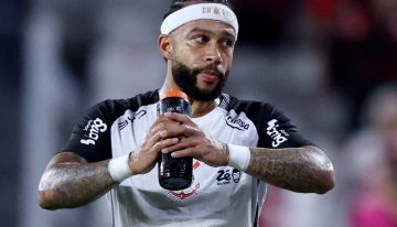 Estudiantes de La Plata denunció a Memphis Depay ante la Conmebol por gestos obscenos hacia la hinchada: qué sanción puede aplicarse