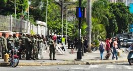 Chavismo responde a una manifestación con piquete militar alrededor de Miraflores este #11Sep